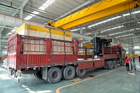 500kw移動(dòng)拖車柴油發(fā)電機(jī)組